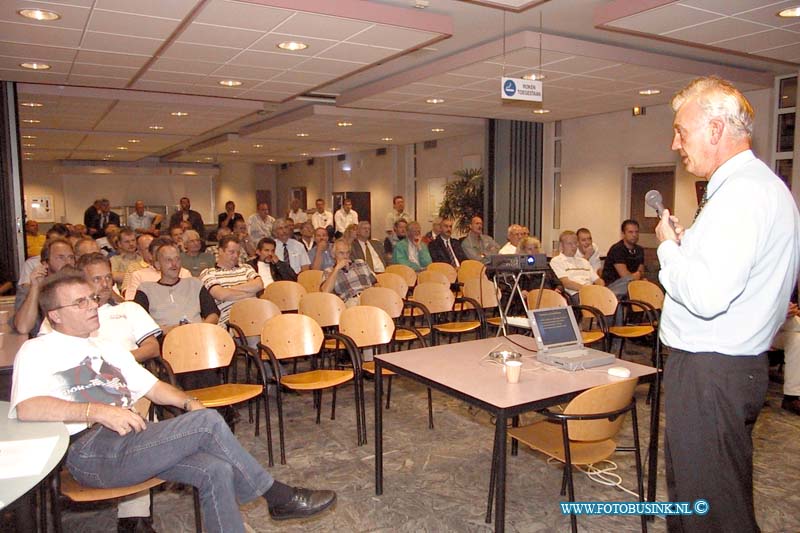 99092317.jpg - NETWERK/STADSVERVOER :Dordrecht:23-09-1999:interim managerpeter schuringa prenteert zijn plannen voor de toekomst van stadsvervoerDeze digitale foto blijft eigendom van FOTOPERSBURO BUSINK. Wij hanteren de voorwaarden van het N.V.F. en N.V.J. Gebruik van deze foto impliceert dat u bekend bent  en akkoord gaat met deze voorwaarden bij publicatie.EB/ETIENNE BUSINK