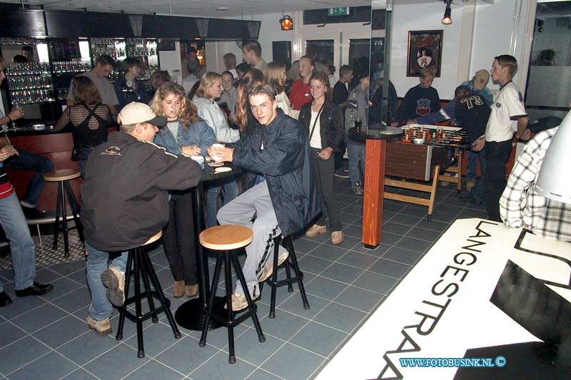 99092402.jpg - DE DORDTENAAR :SGravendeel:24-09-1999:opening  jongeren soos riflex door wedh  van driel langestraat 4a Deze digitale foto blijft eigendom van FOTOPERSBURO BUSINK. Wij hanteren de voorwaarden van het N.V.F. en N.V.J. Gebruik van deze foto impliceert dat u bekend bent  en akkoord gaat met deze voorwaarden bij publicatie.EB/ETIENNE BUSINK