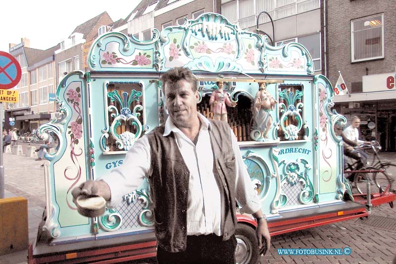 99092502.jpg - DE DORDTENAAR :Dordrecht:25-09-1999:gijs stal de dordtse orgeel man staat weer in de dordtse binnenstad t/h van het statenplein.Deze digitale foto blijft eigendom van FOTOPERSBURO BUSINK. Wij hanteren de voorwaarden van het N.V.F. en N.V.J. Gebruik van deze foto impliceert dat u bekend bent  en akkoord gaat met deze voorwaarden bij publicatie.EB/ETIENNE BUSINK