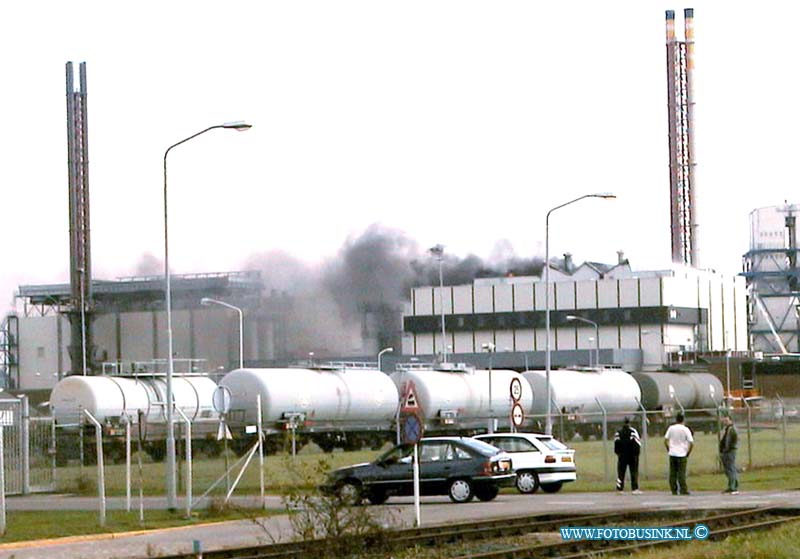 99092601.jpg - WFA :Dordrecht:26-09-1999:een uitslaande brand heeft vuilverbrandngs bedrijf gevudo aan de baanhoekweg te dordrecht stil gelegt door dat in het dak een flinke brand onstond. de brandweer heeft een groot alarm geven de bewooners in het dorp sliedrecht aan de overzijde van de rivier de merwede werden bewooners attent gemaakt door politie auto's ramen en deuren gesloten te houden ivm gevaarlijke stoffen die evt vrij kwamen.Deze digitale foto blijft eigendom van FOTOPERSBURO BUSINK. Wij hanteren de voorwaarden van het N.V.F. en N.V.J. Gebruik van deze foto impliceert dat u bekend bent  en akkoord gaat met deze voorwaarden bij publicatie.EB/ETIENNE BUSINK