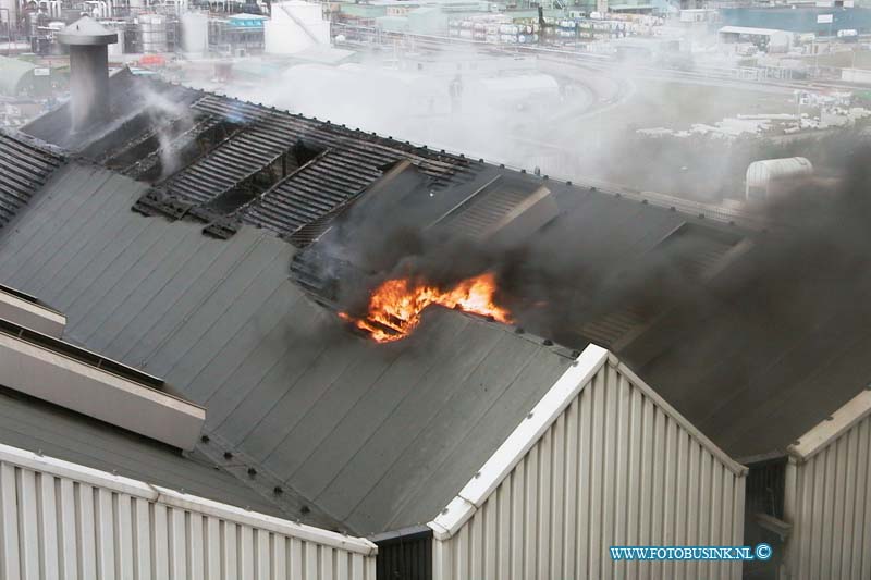 99092602.jpg - WFA :Dordrecht:26-09-1999:een uitslaande brand heeft vuilverbrandngs bedrijf gevudo aan de baanhoekweg te dordrecht stil gelegt door dat in het dak een flinke brand onstond. de brandweer heeft een groot alarm geven de bewooners in het dorp sliedrecht aan de overzijde van de rivier de merwede werden bewooners attent gemaakt door politie auto's ramen en deuren gesloten te houden ivm gevaarlijke stoffen die evt vrij kwamen.Deze digitale foto blijft eigendom van FOTOPERSBURO BUSINK. Wij hanteren de voorwaarden van het N.V.F. en N.V.J. Gebruik van deze foto impliceert dat u bekend bent  en akkoord gaat met deze voorwaarden bij publicatie.EB/ETIENNE BUSINK