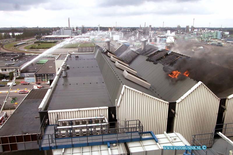 99092603.jpg - WFA :Dordrecht:26-09-1999:een uitslaande brand heeft vuilverbrandngs bedrijf gevudo aan de baanhoekweg te dordrecht stil gelegt door dat in het dak een flinke brand onstond. de brandweer heeft een groot alarm geven de bewooners in het dorp sliedrecht aan de overzijde van de rivier de merwede werden bewooners attent gemaakt door politie auto's ramen en deuren gesloten te houden ivm gevaarlijke stoffen die evt vrij kwamen.Deze digitale foto blijft eigendom van FOTOPERSBURO BUSINK. Wij hanteren de voorwaarden van het N.V.F. en N.V.J. Gebruik van deze foto impliceert dat u bekend bent  en akkoord gaat met deze voorwaarden bij publicatie.EB/ETIENNE BUSINK