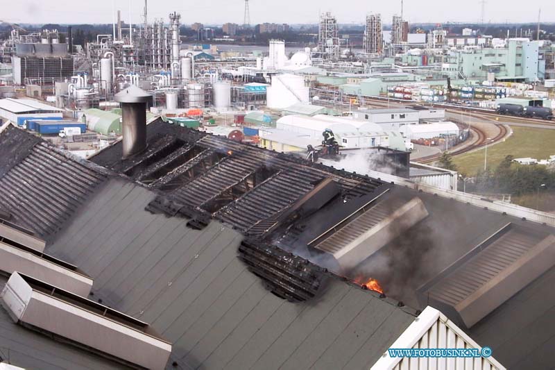 99092605.jpg - DE DORDTENAAR :Dordrecht:26-09-1999:een uitslaande brand heeft vuilverbrandngs bedrijf gevudo aan de baanhoekweg te dordrecht stil gelegt door dat in het dak een flinke brand onstond. de brandweer heeft een groot alarm geven de bewooners in het dorp sliedrecht aan de overzijde van de rivier de merwede werden bewooners attent gemaakt door politie auto's ramen en deuren gesloten te houden ivm gevaarlijke stoffen die evt vrij kwamen.Deze digitale foto blijft eigendom van FOTOPERSBURO BUSINK. Wij hanteren de voorwaarden van het N.V.F. en N.V.J. Gebruik van deze foto impliceert dat u bekend bent  en akkoord gaat met deze voorwaarden bij publicatie.EB/ETIENNE BUSINK