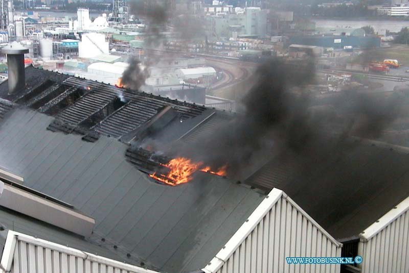 99092606.jpg - HET ROTTERDAMS DAGBLAD :Dordrecht:26-09-1999:een uitslaande brand heeft vuilverbrandngs bedrijf gevudo aan de baanhoekweg te dordrecht stil gelegt door dat in het dak een flinke brand onstond. de brandweer heeft een groot alarm geven de bewooners in het dorp sliedrecht aan de overzijde van de rivier de merwede werden bewooners attent gemaakt door politie auto's ramen en deuren gesloten te houden ivm gevaarlijke stoffen die evt vrij kwamen.Deze digitale foto blijft eigendom van FOTOPERSBURO BUSINK. Wij hanteren de voorwaarden van het N.V.F. en N.V.J. Gebruik van deze foto impliceert dat u bekend bent  en akkoord gaat met deze voorwaarden bij publicatie.EB/ETIENNE BUSINK