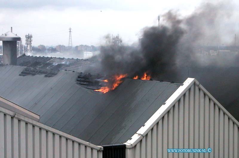 99092608.jpg - HET ROTTERDAMS DAGBLAD :Dordrecht:26-09-1999:een uitslaande brand heeft vuilverbrandngs bedrijf gevudo aan de baanhoekweg te dordrecht stil gelegt door dat in het dak een flinke brand onstond. de brandweer heeft een groot alarm geven de bewooners in het dorp sliedrecht aan de overzijde van de rivier de merwede werden bewooners attent gemaakt door politie auto's ramen en deuren gesloten te houden ivm gevaarlijke stoffen die evt vrij kwamen.Deze digitale foto blijft eigendom van FOTOPERSBURO BUSINK. Wij hanteren de voorwaarden van het N.V.F. en N.V.J. Gebruik van deze foto impliceert dat u bekend bent  en akkoord gaat met deze voorwaarden bij publicatie.EB/ETIENNE BUSINK