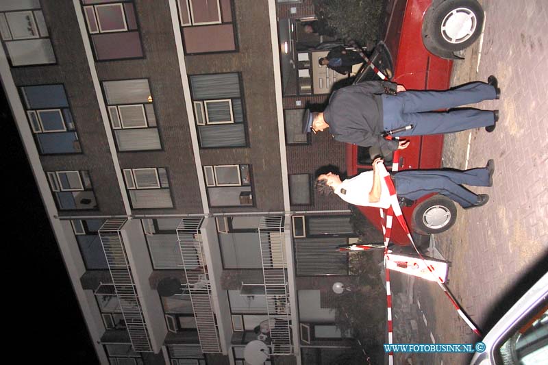 99092609.jpg - DE DORDTENAAR :Alblasserdam:26-09-1999:schietpartij met 1 zwaar gewonden in de hal van de flat aan de treolstrastraat alblasserdam na een ruzie eerder op de dag kwam de dader terug en schoot de man neer.Deze digitale foto blijft eigendom van FOTOPERSBURO BUSINK. Wij hanteren de voorwaarden van het N.V.F. en N.V.J. Gebruik van deze foto impliceert dat u bekend bent  en akkoord gaat met deze voorwaarden bij publicatie.EB/ETIENNE BUSINK