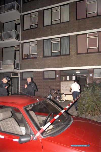 99092610.jpg - DE KLAROEN :Alblasserdam:26-09-1999:schietpartij met 1 zwaar gewonden in de hal van de flat aan de treolstrastraat alblasserdam na een ruzie eerder op de dag kwam de dader terug en schoot de man neer.Deze digitale foto blijft eigendom van FOTOPERSBURO BUSINK. Wij hanteren de voorwaarden van het N.V.F. en N.V.J. Gebruik van deze foto impliceert dat u bekend bent  en akkoord gaat met deze voorwaarden bij publicatie.EB/ETIENNE BUSINK