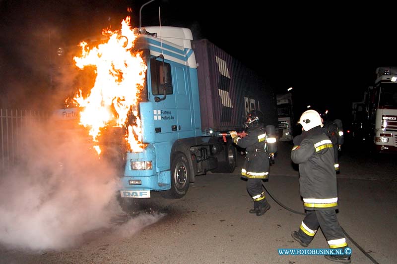 99092701.jpg - LOCOM :Zwijndrecht:27-09-1999: 2.30 uur vrachtwagen cabine in brand ringdijk t/h van leeuwen buizen mogelijk is de vrachtewagen aan gestoken er laggen dinen bij de vrachtwagen die dar op duiden de vrachtwagen raakte zwaar beschadigt.Deze digitale foto blijft eigendom van FOTOPERSBURO BUSINK. Wij hanteren de voorwaarden van het N.V.F. en N.V.J. Gebruik van deze foto impliceert dat u bekend bent  en akkoord gaat met deze voorwaarden bij publicatie.EB/ETIENNE BUSINK