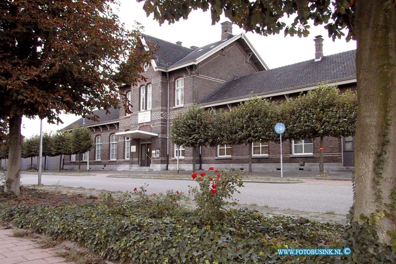 99092902.jpg - DE DORDTENAAR :Sliedrecht:29-09-1999:station sliedrecht mogelijk in lijst monumentenDeze digitale foto blijft eigendom van FOTOPERSBURO BUSINK. Wij hanteren de voorwaarden van het N.V.F. en N.V.J. Gebruik van deze foto impliceert dat u bekend bent  en akkoord gaat met deze voorwaarden bij publicatie.EB/ETIENNE BUSINK