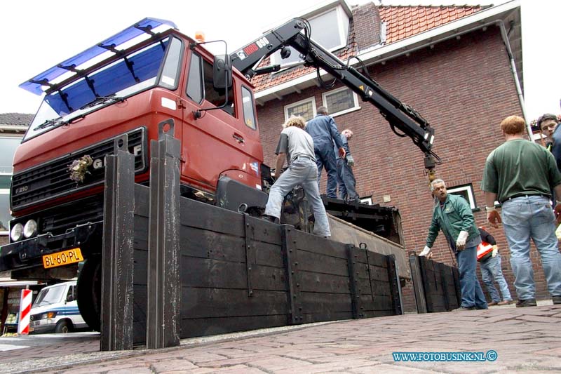 99092905.jpg - DE DORDTENAAR :Dordrecht:29-09-1999:in de boomstraat werdt vanmiddag de vloedschotten getestDeze digitale foto blijft eigendom van FOTOPERSBURO BUSINK. Wij hanteren de voorwaarden van het N.V.F. en N.V.J. Gebruik van deze foto impliceert dat u bekend bent  en akkoord gaat met deze voorwaarden bij publicatie.EB/ETIENNE BUSINK