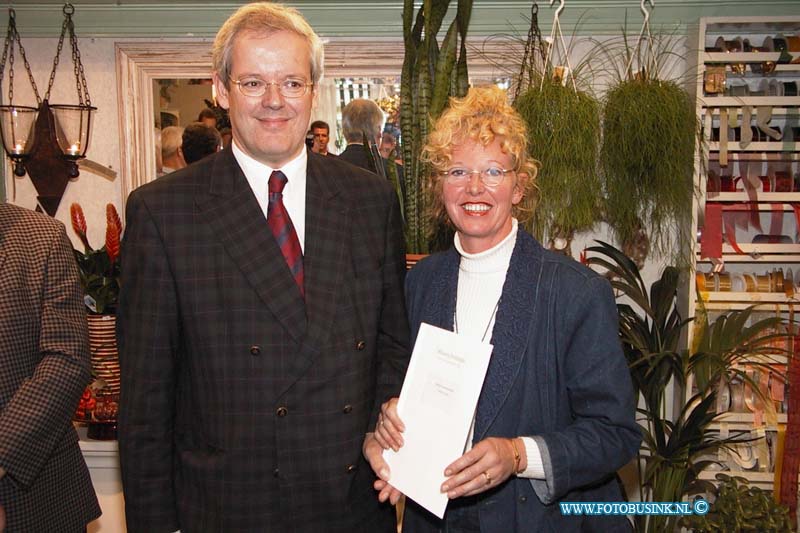 99093001.jpg - DE WEEK VAN BUS :Dordrecht:30-09-1999:krispijnseweg 15 bij anne fleur bloemenzaak dordrecht overhandeging eerste mileuzorgraport uitgereikt door dhr veldhuizen wedhDeze digitale foto blijft eigendom van FOTOPERSBURO BUSINK. Wij hanteren de voorwaarden van het N.V.F. en N.V.J. Gebruik van deze foto impliceert dat u bekend bent  en akkoord gaat met deze voorwaarden bij publicatie.EB/ETIENNE BUSINK