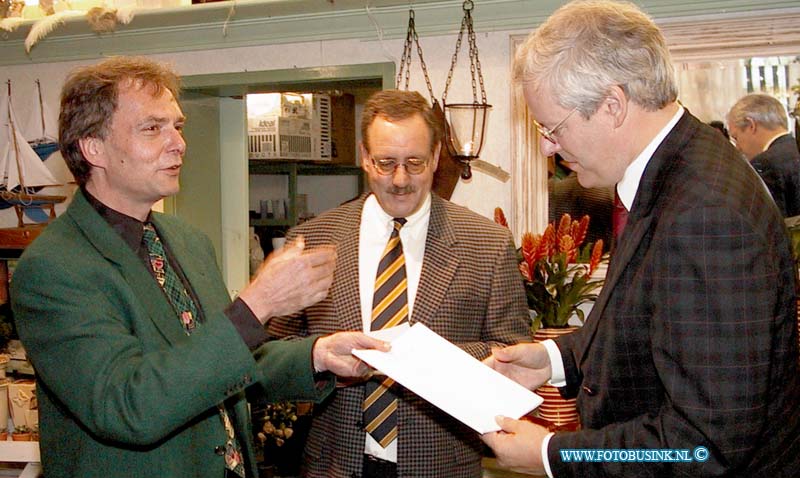 99093003.jpg - DE WEEK VAN BUS :Dordrecht:30-09-1999:krispijnseweg 15 bij anne fleur bloemenzaak dordrecht overhandeging eerste mileuzorgraport uitgereikt door dhr veldhuizen wedhDeze digitale foto blijft eigendom van FOTOPERSBURO BUSINK. Wij hanteren de voorwaarden van het N.V.F. en N.V.J. Gebruik van deze foto impliceert dat u bekend bent  en akkoord gaat met deze voorwaarden bij publicatie.EB/ETIENNE BUSINK