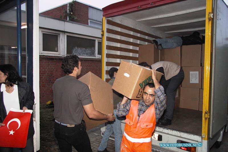 99100204.jpg - WERBSITE VAN FOTOPERSBURO BUSINK :dordrecht:02-10-1999:de aktie die de afgelopen weken werdt gehouden voor turkije na de aardbevingen leverde heel veel spullen en geld op de spullen werden vrijdagavond van uit de sporthal aan de noordendijk scholen gemeenschap in vrachtwagens geladen om naar turkey toe vervoerd te worden.Deze digitale foto blijft eigendom van FOTOPERSBURO BUSINK. Wij hanteren de voorwaarden van het N.V.F. en N.V.J. Gebruik van deze foto impliceert dat u bekend bent  en akkoord gaat met deze voorwaarden bij publicatie.EB/ETIENNE BUSINK