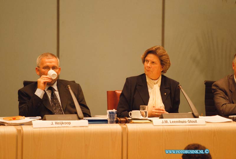 99100611.jpg - DE DORDTENAAR :aftreden heykoop persconferentieDeze digitale foto blijft eigendom van FOTOPERSBURO BUSINK. Wij hanteren de voorwaarden van het N.V.F. en N.V.J. Gebruik van deze foto impliceert dat u bekend bent  en akkoord gaat met deze voorwaarden bij publicatie.EB/ETIENNE BUSINK