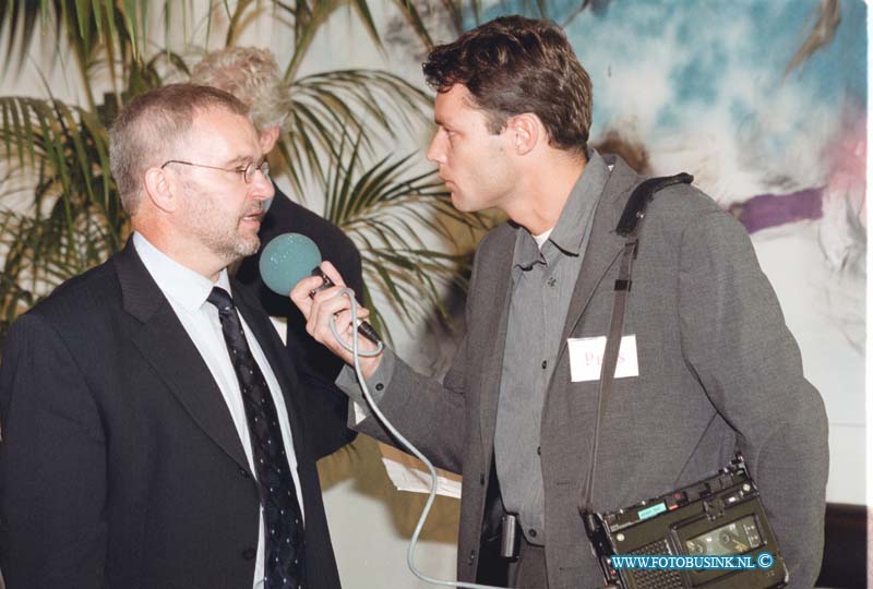 99100616.jpg - DE DORDTENAAR :aftreden heykoop persconferentieDeze digitale foto blijft eigendom van FOTOPERSBURO BUSINK. Wij hanteren de voorwaarden van het N.V.F. en N.V.J. Gebruik van deze foto impliceert dat u bekend bent  en akkoord gaat met deze voorwaarden bij publicatie.EB/ETIENNE BUSINK