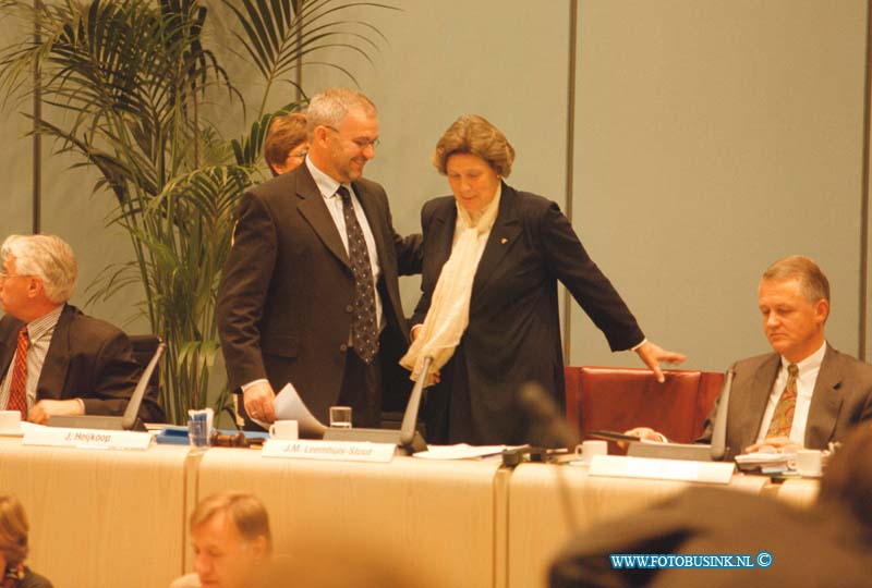 99100618.jpg - DE DORDTENAAR :aftreden heykoop persconferentieDeze digitale foto blijft eigendom van FOTOPERSBURO BUSINK. Wij hanteren de voorwaarden van het N.V.F. en N.V.J. Gebruik van deze foto impliceert dat u bekend bent  en akkoord gaat met deze voorwaarden bij publicatie.EB/ETIENNE BUSINK