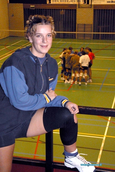 99100701.jpg - DE DORDTENAAR :Sliedrecht:07-10-1999:sporthal de stoep vollybal speelster karin broekenDeze digitale foto blijft eigendom van FOTOPERSBURO BUSINK. Wij hanteren de voorwaarden van het N.V.F. en N.V.J. Gebruik van deze foto impliceert dat u bekend bent  en akkoord gaat met deze voorwaarden bij publicatie.EB/ETIENNE BUSINK