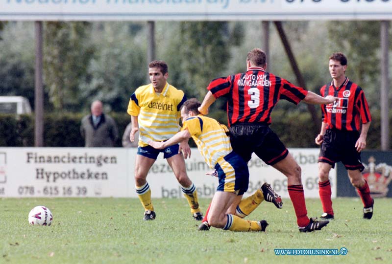 99101001.jpg - HET KONTAKT:Papendrecht:10-10-1999:voetbal westrijd papendrecht-schijndelDeze digitale foto blijft eigendom van FOTOPERSBURO BUSINK. Wij hanteren de voorwaarden van het N.V.F. en N.V.J. Gebruik van deze foto impliceert dat u bekend bent  en akkoord gaat met deze voorwaarden bij publicatie.EB/ETIENNE BUSINK