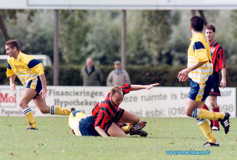 99101002.jpg - HET KONTAKT:Papendrecht:10-10-1999:voetbal westrijd papendrecht-schijndelDeze digitale foto blijft eigendom van FOTOPERSBURO BUSINK. Wij hanteren de voorwaarden van het N.V.F. en N.V.J. Gebruik van deze foto impliceert dat u bekend bent  en akkoord gaat met deze voorwaarden bij publicatie.EB/ETIENNE BUSINK