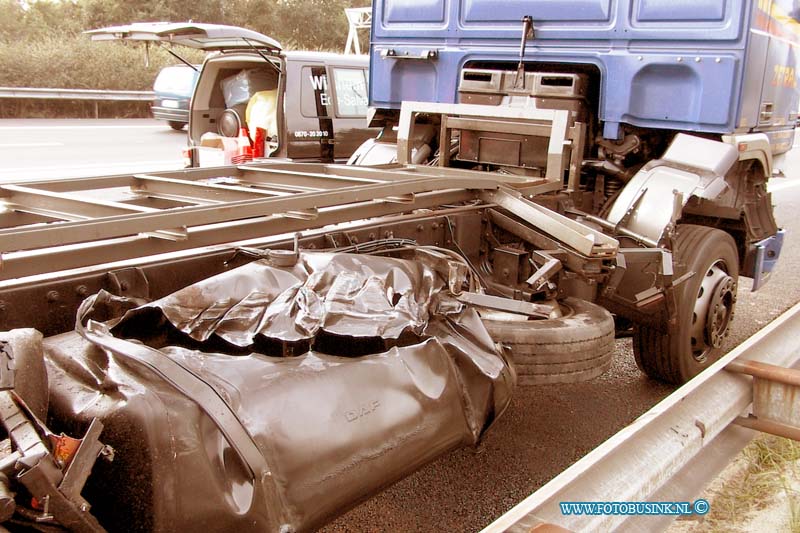 99101108.jpg - DE STEM VAN DORDT :Zwijndrecht rw a16 :11-10-1999:ongeval rw a16 t/h afslag zwijndrecht oostbaan vrachtwagen verliest aanhanger deze klap in vrachtwagen van het zelfde bedrijf en scheurt diezeltank open en klap daar na in vangrieel;.Deze digitale foto blijft eigendom van FOTOPERSBURO BUSINK. Wij hanteren de voorwaarden van het N.V.F. en N.V.J. Gebruik van deze foto impliceert dat u bekend bent  en akkoord gaat met deze voorwaarden bij publicatie.EB/ETIENNE BUSINK