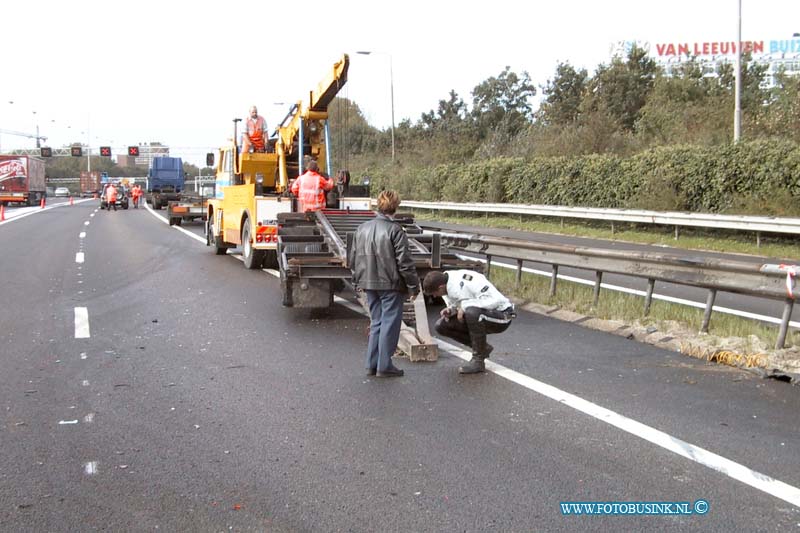 99101109.jpg - DE STEM VAN DORDT :Zwijndrecht rw a16 :11-10-1999:ongeval rw a16 t/h afslag zwijndrecht oostbaan vrachtwagen verliest aanhanger deze klap in vrachtwagen van het zelfde bedrijf en scheurt diezeltank open en klap daar na in vangrieel;.Deze digitale foto blijft eigendom van FOTOPERSBURO BUSINK. Wij hanteren de voorwaarden van het N.V.F. en N.V.J. Gebruik van deze foto impliceert dat u bekend bent  en akkoord gaat met deze voorwaarden bij publicatie.EB/ETIENNE BUSINK