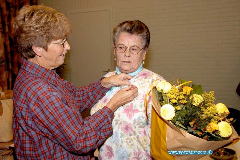 99101205.jpg - HENK VAN VEEN :boven hardingsveld:12-10-1999:huldeging diverse leden vrouw recdhts 25 jaar lid man rechts 45 jaar lid voorzitster in het midden rijkte beide onderscheidngen uitDeze digitale foto blijft eigendom van FOTOPERSBURO BUSINK. Wij hanteren de voorwaarden van het N.V.F. en N.V.J. Gebruik van deze foto impliceert dat u bekend bent  en akkoord gaat met deze voorwaarden bij publicatie.EB/ETIENNE BUSINK