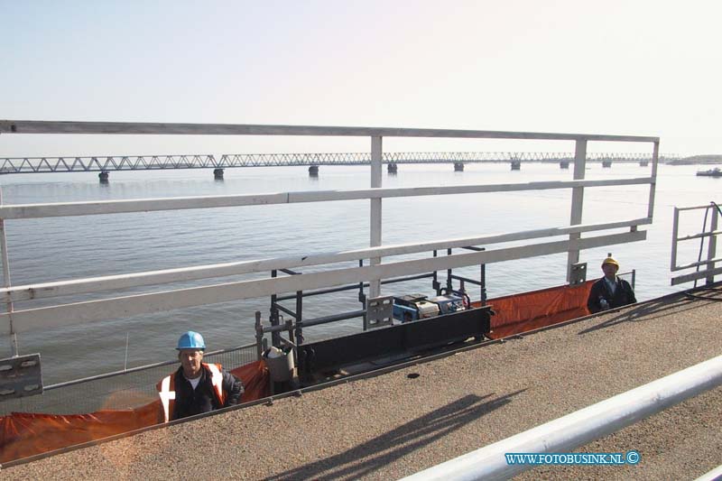 99101304.jpg - DE DORDTENAAR :Dordrecht:13-10-1999:de werkzaam heden op de moerdijkbrug vorderen staag zo wordt de asfaltlaag op nieuwe aangebracht dit is een zeer speciale alsfalt voor bruggen en ook de vangrieelen en brug leuningen worden worden vervangen en onderhouden.Deze digitale foto blijft eigendom van FOTOPERSBURO BUSINK. Wij hanteren de voorwaarden van het N.V.F. en N.V.J. Gebruik van deze foto impliceert dat u bekend bent  en akkoord gaat met deze voorwaarden bij publicatie.EB/ETIENNE BUSINK