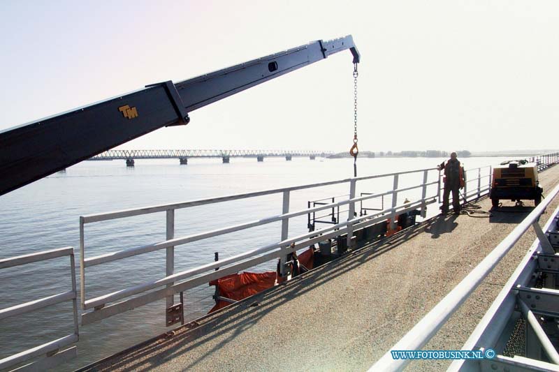 99101305.jpg - DE DORDTENAAR :Dordrecht:13-10-1999:de werkzaam heden op de moerdijkbrug vorderen staag zo wordt de asfaltlaag op nieuwe aangebracht dit is een zeer speciale alsfalt voor bruggen en ook de vangrieelen en brug leuningen worden worden vervangen en onderhouden.Deze digitale foto blijft eigendom van FOTOPERSBURO BUSINK. Wij hanteren de voorwaarden van het N.V.F. en N.V.J. Gebruik van deze foto impliceert dat u bekend bent  en akkoord gaat met deze voorwaarden bij publicatie.EB/ETIENNE BUSINK