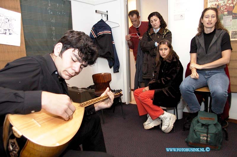 99101602.jpg - DE DORDTENAAR :Dordrecht:16-10-1999:trukse cultureledag dordrecht foto turkse muziek in muziek school de munt.Deze digitale foto blijft eigendom van FOTOPERSBURO BUSINK. Wij hanteren de voorwaarden van het N.V.F. en N.V.J. Gebruik van deze foto impliceert dat u bekend bent  en akkoord gaat met deze voorwaarden bij publicatie.EB/ETIENNE BUSINK