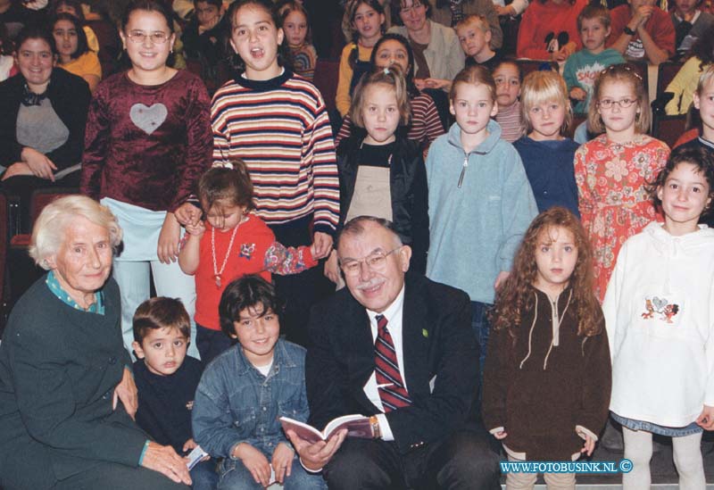 99101708.jpg - DE STEM VAN DORDT :dordrecht : 17-10-1999De Turkse Consul-Generaal neemt het eerste exemplaar van een in het nederlands vertaald turks kinderboek in ontvangstDeze digitale foto blijft eigendom van FOTOPERSBURO BUSINK. Wij hanteren de voorwaarden van het N.V.F. en N.V.J. Gebruik van deze foto impliceert dat u bekend bent  en akkoord gaat met deze voorwaarden bij publicatie.EB/ETIENNE BUSINK