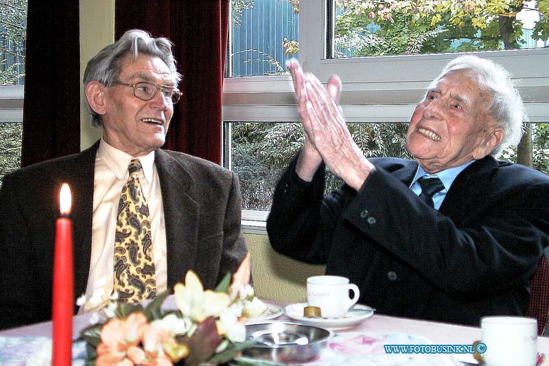 99102108.jpg - DE ZWIJNDRECHTSE KOMBINATIE Zwijndrecht:21-10-1999: de vonken berg koninginenenweg de oudste man van nederland j.p. bos 108 jaar bezoektneef t volker 80 jaarDeze digitale foto blijft eigendom van FOTOPERSBURO BUSINK. Wij hanteren de voorwaarden van het N.V.F. en N.V.J. Gebruik van deze foto impliceert dat u bekend bent  en akkoord gaat met deze voorwaarden bij publicatie.EB/ETIENNE BUSINK