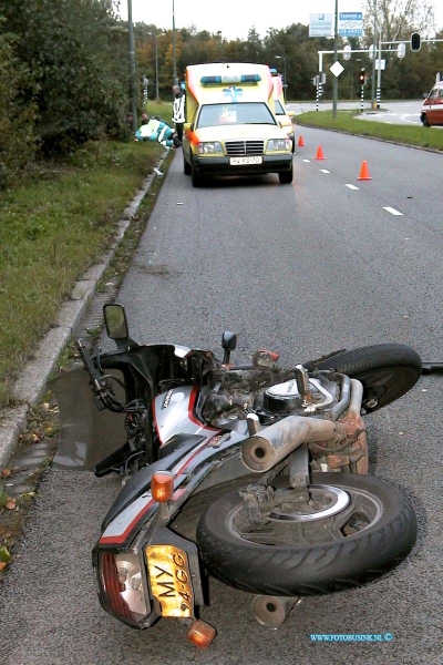 99102402.jpg - DE DORDTENAAR :Dordrecht:24-10-1999:officeel politie persbericht MOTORRIJDER ONDERUIT DORDRECHT - Een 28-jarige motorrijder uit Dordrecht is op zondag 9.30 uur gevallen met zijn motor en raakte daarbij licht gewond. Hij reed op de Laan der Verenigde Naties in de richting van de Krispijnseweg. Hij had zijn motor niet volledig onder controle en reed vermoedelijk ook te hard en kwam ten val. Uit een controle op alcohol bleek dat de 28-jarige Dordtenaar te veel alcohol had gedronken. Hij heeft een rijverbod gekregen van 24 uur.Deze digitale foto blijft eigendom van FOTOPERSBURO BUSINK. Wij hanteren de voorwaarden van het N.V.F. en N.V.J. Gebruik van deze foto impliceert dat u bekend bent  en akkoord gaat met deze voorwaarden bij publicatie.EB/ETIENNE BUSINK