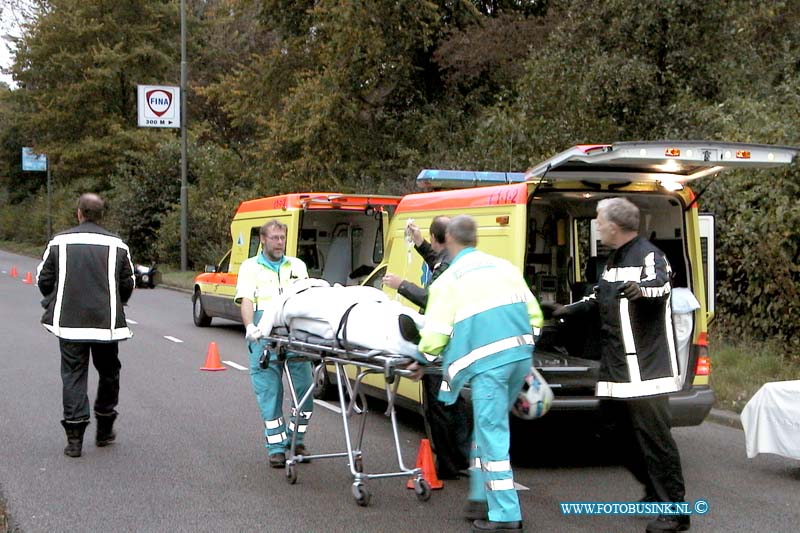 99102408.jpg - DE MERWESTEIJN :Dordrecht:24-10-1999:officeel politie persbericht MOTORRIJDER ONDERUIT DORDRECHT - Een 28-jarige motorrijder uit Dordrecht is op zondag 9.30 uur gevallen met zijn motor en raakte daarbij licht gewond. Hij reed op de Laan der Verenigde Naties in de richting van de Krispijnseweg. Hij had zijn motor niet volledig onder controle en reed vermoedelijk ook te hard en kwam ten val. Uit een controle op alcohol bleek dat de 28-jarige Dordtenaar te veel alcohol had gedronken. Hij heeft een rijverbod gekregen van 24 uur.Deze digitale foto blijft eigendom van FOTOPERSBURO BUSINK. Wij hanteren de voorwaarden van het N.V.F. en N.V.J. Gebruik van deze foto impliceert dat u bekend bent  en akkoord gaat met deze voorwaarden bij publicatie.EB/ETIENNE BUSINK