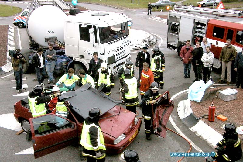 99102502.jpg - DE ZWIJNDRECHTSE KOMBINATIE :Zwijndrecht:25-10-1999:munekesteeg/lindtsedijk aanrijding vrachtwagen personen auto de vrouw zat bekenld in haar wagen brandweer bevrijde de vrouw na een urr werdt de vrouw naar het ziekenhuis dijkzicht rotterdam vervoerd.Deze digitale foto blijft eigendom van FOTOPERSBURO BUSINK. Wij hanteren de voorwaarden van het N.V.F. en N.V.J. Gebruik van deze foto impliceert dat u bekend bent  en akkoord gaat met deze voorwaarden bij publicatie.EB/ETIENNE BUSINK