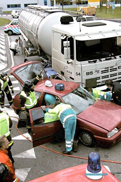 99102505.jpg - DE DORDTENAAR::Zwijndrecht:25-10-1999munekesteeg/lindtsedijk aanrijding vrachtwagen personen auto de vrouw zat bekenld in haar wagen brandweer bevrijde de vrouw na een urr werdt de vrouw naar het ziekenhuis dijkzicht rotterdam vervoerd.Deze digitale foto blijft eigendom van FOTOPERSBURO BUSINK. Wij hanteren de voorwaarden van het N.V.F. en N.V.J. Gebruik van deze foto impliceert dat u bekend bent  en akkoord gaat met deze voorwaarden bij publicatie.EB/ETIENNE BUSINK