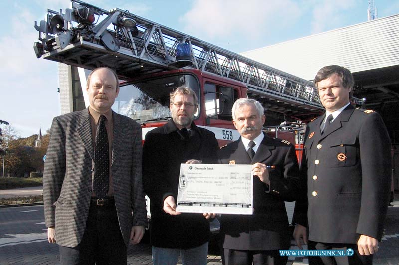 99102506.jpg - DE STEM VAN DORDT :Zwijndrecht:25-10-1999:nieuwe brandweer kazerne develsingel 17zwijndrecht overhandging opbrengst tijdens opendag voor stichting central hospital cimpina aan peter zantman ggdDeze digitale foto blijft eigendom van FOTOPERSBURO BUSINK. Wij hanteren de voorwaarden van het N.V.F. en N.V.J. Gebruik van deze foto impliceert dat u bekend bent  en akkoord gaat met deze voorwaarden bij publicatie.EB/ETIENNE BUSINK