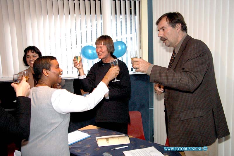 99102513.jpg - DE STEM VAN DORDT :Dordrecht:25-10-1999:vrouwencentrum menzil aan de ten katestraat 21 dordt formele overdracht menzil naar stichting welzijn dordrechtDeze digitale foto blijft eigendom van FOTOPERSBURO BUSINK. Wij hanteren de voorwaarden van het N.V.F. en N.V.J. Gebruik van deze foto impliceert dat u bekend bent  en akkoord gaat met deze voorwaarden bij publicatie.EB/ETIENNE BUSINK