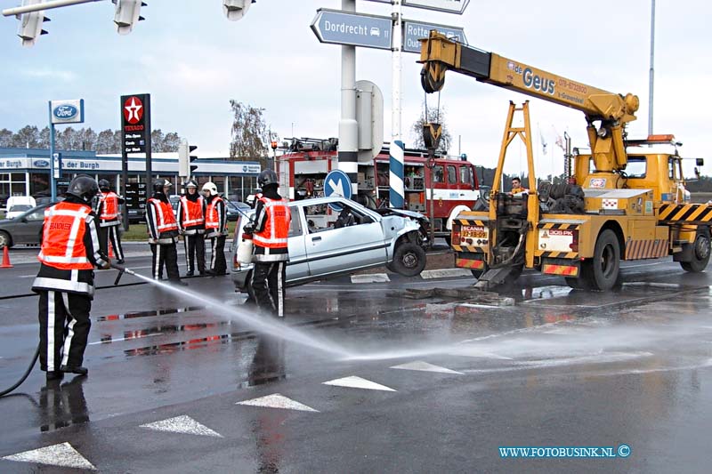 99102601.jpg - DE DORDTENAAR :Maasdam:26-10-1999:Ongeval provinalweg n 217 auto ramt verkeerspaal na dat ze de kruising een andre auto overhet hoofd ziet.Deze digitale foto blijft eigendom van FOTOPERSBURO BUSINK. Wij hanteren de voorwaarden van het N.V.F. en N.V.J. Gebruik van deze foto impliceert dat u bekend bent  en akkoord gaat met deze voorwaarden bij publicatie.EB/ETIENNE BUSINK