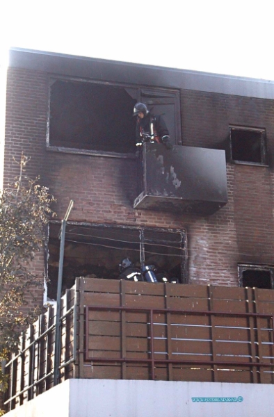 99102603.jpg - DE DORDTENAAR :Gorinchem:26-10-1999:Een korte uitslaande brand heeft nagenoeg een hele woning in de as gelegd. Het vuur ontstond op dinsdag 26 oktober 1999 net voor 12.00 uur. De brand begon in de keuken en sloeg over naar de verdieping waar de slaapkamers zijn. Onder het pand zit een verf- en behangwinkel. De brandweer voorkwam dat de winkel en naastgelegen panden in brand vlogen. De bewoner tevens eigenaar van de winkel was thuis maar verliet ongedeerd zijn woning. De winkel liep rook- en waterschade op. Het getroffen pand ligt in de Koningin Wilhelminalaan in Gorinchem.Deze digitale foto blijft eigendom van FOTOPERSBURO BUSINK. Wij hanteren de voorwaarden van het N.V.F. en N.V.J. Gebruik van deze foto impliceert dat u bekend bent  en akkoord gaat met deze voorwaarden bij publicatie.EB/ETIENNE BUSINK