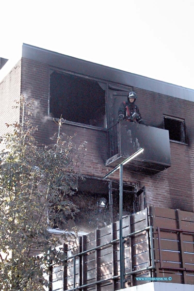 99102605.jpg - STADGORINCHEM :Gorinchem:26-10-1999:Een korte uitslaande brand heeft nagenoeg een hele woning in de as gelegd. Het vuur ontstond op dinsdag 26 oktober 1999 net voor 12.00 uur. De brand begon in de keuken en sloeg over naar de verdieping waar de slaapkamers zijn. Onder het pand zit een verf- en behangwinkel. De brandweer voorkwam dat de winkel en naastgelegen panden in brand vlogen. De bewoner tevens eigenaar van de winkel was thuis maar verliet ongedeerd zijn woning. De winkel liep rook- en waterschade op. Het getroffen pand ligt in de Koningin Wilhelminalaan in Gorinchem.Deze digitale foto blijft eigendom van FOTOPERSBURO BUSINK. Wij hanteren de voorwaarden van het N.V.F. en N.V.J. Gebruik van deze foto impliceert dat u bekend bent  en akkoord gaat met deze voorwaarden bij publicatie.EB/ETIENNE BUSINK