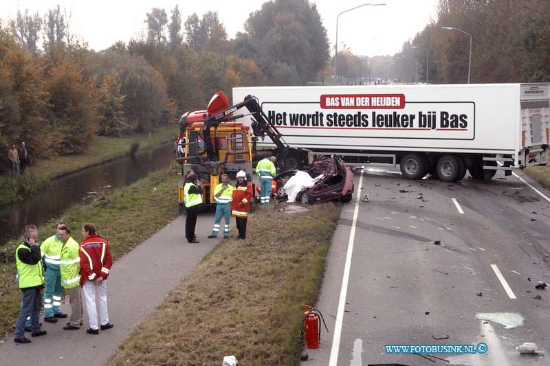 99102706.jpg - HET ROTTERDAMS DAGBLAD :Zwijndrecht:27-10-1999:DODELIJKE AANRIJDINGZWIJNDRECHT - De bestuurder van een personenauto is om het leven gekomen bij een ongeval. De man reed op woensdagmiddag 27 oktober 1999 om 13.30 uur over de Munnikensteeg vanuit de richting van de Geerweg in Zwijndrecht. Mogelijk schrok hij van een inhaalmanoeuvre van een tegenligger. Een personenauto, waarschijnlijk een Fiat Uno haalde een zogenaamde brommobiel in. De personenauto van het slachtoffer kwam in de rechter berm. De bestuurder verloor de macht over het stuur en het voertuig schoof naar de rijstrook voor tegemoetkomend verkeer. Hier reed op dat moment een vrachtwagen met oplegger met achter het stuur een 52-jarige man uit Ridderkerk. Deze klapte frontaal in de personenauto en sleepte deze zo'n twintig meter mee. De personenauto spatte uit elkaar en de bestuurder hiervan raakte dodelijk gewond. De politie zette de Munnikensteeg af tussen de Lindeweg en Molenvliet. De politie onderzoekt de identiteit van het slachtoffer en de exacte toedracht van het ongeval met hulp onder andere van de Technische Verkeersondersteuning. Ook zoekt de politie de twee bestuurders van de Fiat Uno en de brommobiel en eventuele andere getuigen van het ongeval. Zij kunnen bellen met de wachtcommandant in Dordrecht, telefoonnummer 078-6303000.Deze digitale foto blijft eigendom van FOTOPERSBURO BUSINK. Wij hanteren de voorwaarden van het N.V.F. en N.V.J. Gebruik van deze foto impliceert dat u bekend bent  en akkoord gaat met deze voorwaarden bij publicatie.EB/ETIENNE BUSINK