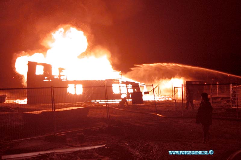 99102802.jpg - DE DORDTENAAR :Zwijndrecht:28-10-1999:om 2,55 uurgrote uitslaande brand in een bouw keet van wilma bouw aan de westkeetahven in aanbouw de keet die wordt gebruikt om de bouw van 12 woningen en het schippers internaat te bpouwen brand tot de grond teo geheel af. de politie stel vandaag een onderzoek in naar de brand. aan de ringdijk te zwijndrechtDeze digitale foto blijft eigendom van FOTOPERSBURO BUSINK. Wij hanteren de voorwaarden van het N.V.F. en N.V.J. Gebruik van deze foto impliceert dat u bekend bent  en akkoord gaat met deze voorwaarden bij publicatie.EB/ETIENNE BUSINK