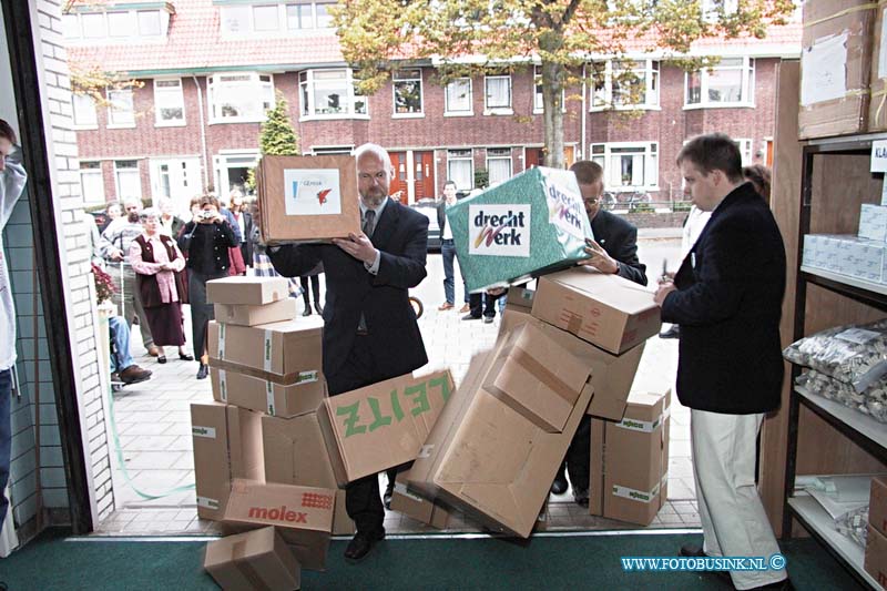 99102812.jpg - DE STEM VAN DORDT :Dordrecht:28-10-1999:Gemiva/Pak Inn, Dubbeldamseweg Zuid 211Opening nieuw bedrijf, samenwerkingsproject tussen Gemiva en Drechtwerk, door directeur Koelemij van DrechtwerkDeze digitale foto blijft eigendom van FOTOPERSBURO BUSINK. Wij hanteren de voorwaarden van het N.V.F. en N.V.J. Gebruik van deze foto impliceert dat u bekend bent  en akkoord gaat met deze voorwaarden bij publicatie.EB/ETIENNE BUSINK