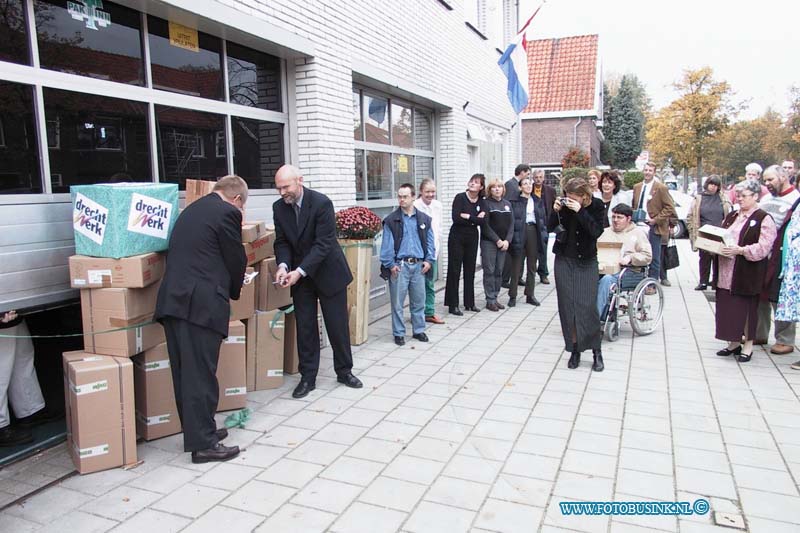 99102813.jpg - DE STEM VAN DORDT :Dordrecht:28-10-1999:Gemiva/Pak Inn, Dubbeldamseweg Zuid 211Opening nieuw bedrijf, samenwerkingsproject tussen Gemiva en Drechtwerk, door directeur Koelemij van DrechtwerkDeze digitale foto blijft eigendom van FOTOPERSBURO BUSINK. Wij hanteren de voorwaarden van het N.V.F. en N.V.J. Gebruik van deze foto impliceert dat u bekend bent  en akkoord gaat met deze voorwaarden bij publicatie.EB/ETIENNE BUSINK