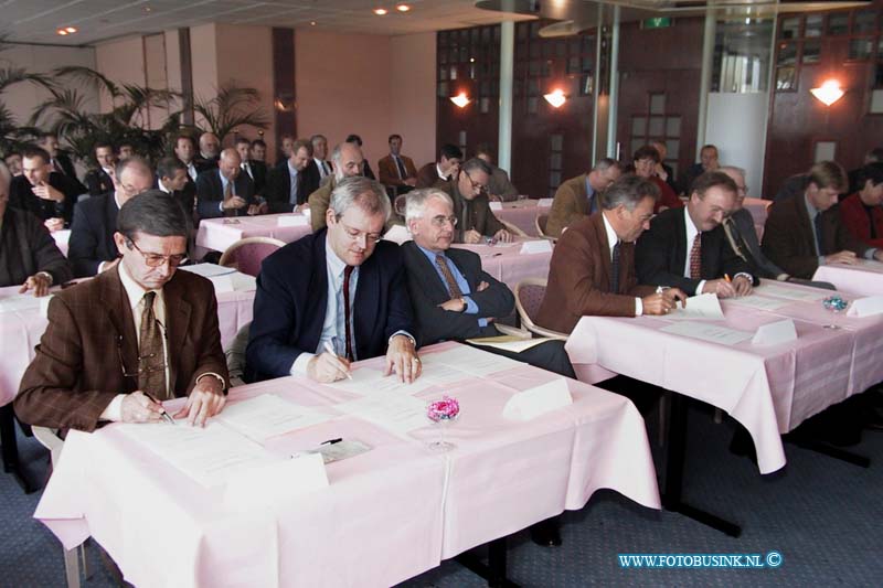 99102907.jpg - DE STEM VAN DORDT :Papendrecht:29-10-1999:Hotel Mercure PapendrechtOndertekeningsceremonie Bestuursovereenkomst Milieuwethandhaving door portefeuillehouders van 21 aangesloten gemeenten ZHZDeze digitale foto blijft eigendom van FOTOPERSBURO BUSINK. Wij hanteren de voorwaarden van het N.V.F. en N.V.J. Gebruik van deze foto impliceert dat u bekend bent  en akkoord gaat met deze voorwaarden bij publicatie.EB/ETIENNE BUSINK