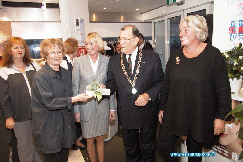 99102909.jpg - DE STEM VAN DORDT :Dordrecht:29-10-1999:Apotheek Crabbehof, Thorbeckeweg 302, DordtOverhandiging geldbedrag door burgemeester Noorland aan Agnes Vaillant en Aliek van de Berg voor project Prettig Ouder Worden.Deze digitale foto blijft eigendom van FOTOPERSBURO BUSINK. Wij hanteren de voorwaarden van het N.V.F. en N.V.J. Gebruik van deze foto impliceert dat u bekend bent  en akkoord gaat met deze voorwaarden bij publicatie.EB/ETIENNE BUSINK