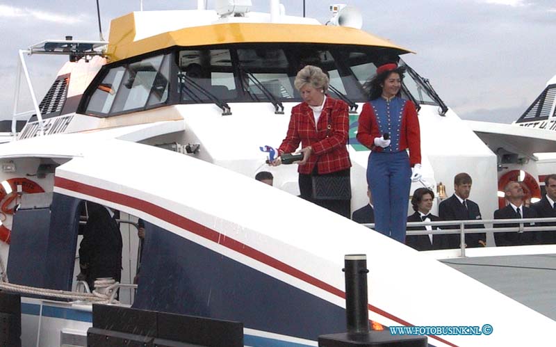 99110101.jpg - WFA :Dordrecht:01-11-1999:de officieel in gebruik namen van het eerste passiers verbinding over het water tussen diverse gemeentendoor middel van de fast ferry en de waterbussen.de ingebruik namen werdt verricht door de minister van verkeer en waterstaat mevr netelbos op de merwekade te Dordrecht de 4 boten werden gedoop door mevr noordland visser,h.m.a opstelten-dutilh,w.houtman-vavier en a.e.y.anker-de graaf.Deze digitale foto blijft eigendom van FOTOPERSBURO BUSINK. Wij hanteren de voorwaarden van het N.V.F. en N.V.J. Gebruik van deze foto impliceert dat u bekend bent  en akkoord gaat met deze voorwaarden bij publicatie.EB/ETIENNE BUSINK