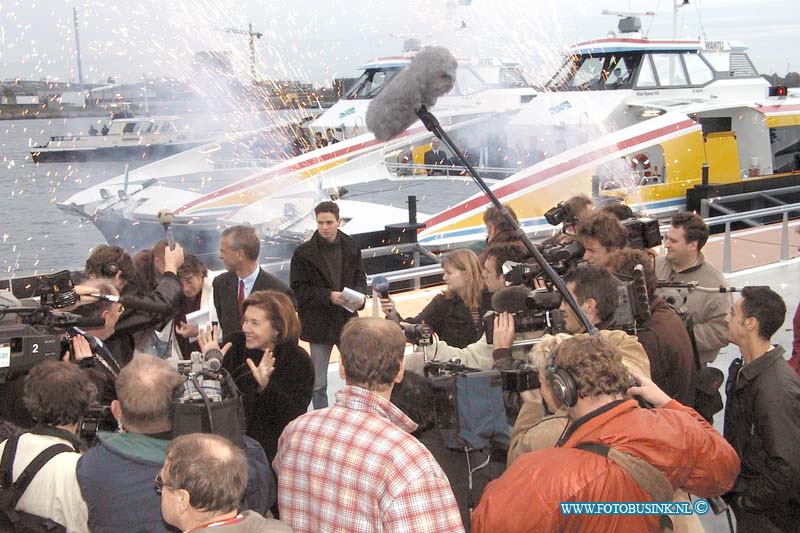 99110103.jpg - WFA :Dordrecht:01-11-1999:de officieel in gebruik namen van het eerste passiers verbinding over het water tussen diverse gemeentendoor middel van de fast ferry en de waterbussen.de ingebruik namen werdt verricht door de minister van verkeer en waterstaat mevr netelbos op de merwekade te Dordrecht de 4 boten werden gedoop door mevr noordland visser,h.m.a opstelten-dutilh,w.houtman-vavier en a.e.y.anker-de graaf.Deze digitale foto blijft eigendom van FOTOPERSBURO BUSINK. Wij hanteren de voorwaarden van het N.V.F. en N.V.J. Gebruik van deze foto impliceert dat u bekend bent  en akkoord gaat met deze voorwaarden bij publicatie.EB/ETIENNE BUSINK