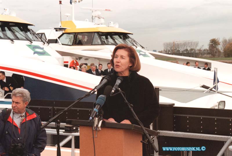 99110105.jpg - WFA :Dordrecht:01-11-1999:de officieel in gebruik namen van het eerste passiers verbinding over het water tussen diverse gemeentendoor middel van de fast ferry en de waterbussen.de ingebruik namen werdt verricht door de minister van verkeer en waterstaat mevr netelbos op de merwekade te Dordrecht de 4 boten werden gedoop door mevr noordland visser,h.m.a opstelten-dutilh,w.houtman-vavier en a.e.y.anker-de graaf.Deze digitale foto blijft eigendom van FOTOPERSBURO BUSINK. Wij hanteren de voorwaarden van het N.V.F. en N.V.J. Gebruik van deze foto impliceert dat u bekend bent  en akkoord gaat met deze voorwaarden bij publicatie.EB/ETIENNE BUSINK