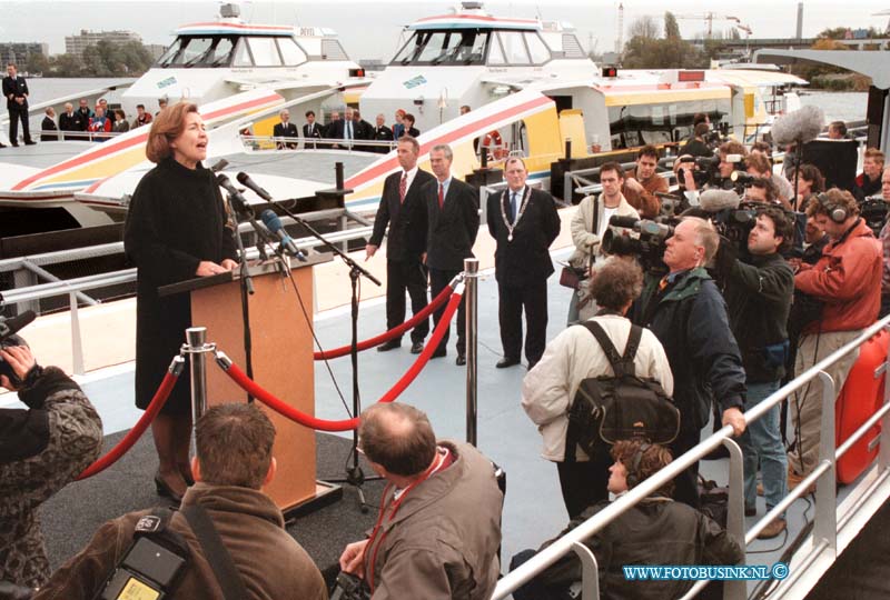 99110106.jpg - WFA :Dordrecht:01-11-1999:de officieel in gebruik namen van het eerste passiers verbinding over het water tussen diverse gemeentendoor middel van de fast ferry en de waterbussen.de ingebruik namen werdt verricht door de minister van verkeer en waterstaat mevr netelbos op de merwekade te Dordrecht de 4 boten werden gedoop door mevr noordland visser,h.m.a opstelten-dutilh,w.houtman-vavier en a.e.y.anker-de graaf.Deze digitale foto blijft eigendom van FOTOPERSBURO BUSINK. Wij hanteren de voorwaarden van het N.V.F. en N.V.J. Gebruik van deze foto impliceert dat u bekend bent  en akkoord gaat met deze voorwaarden bij publicatie.EB/ETIENNE BUSINK